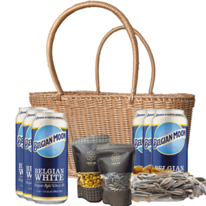 סלסלת פיקניק עם בירות ופיצוחים